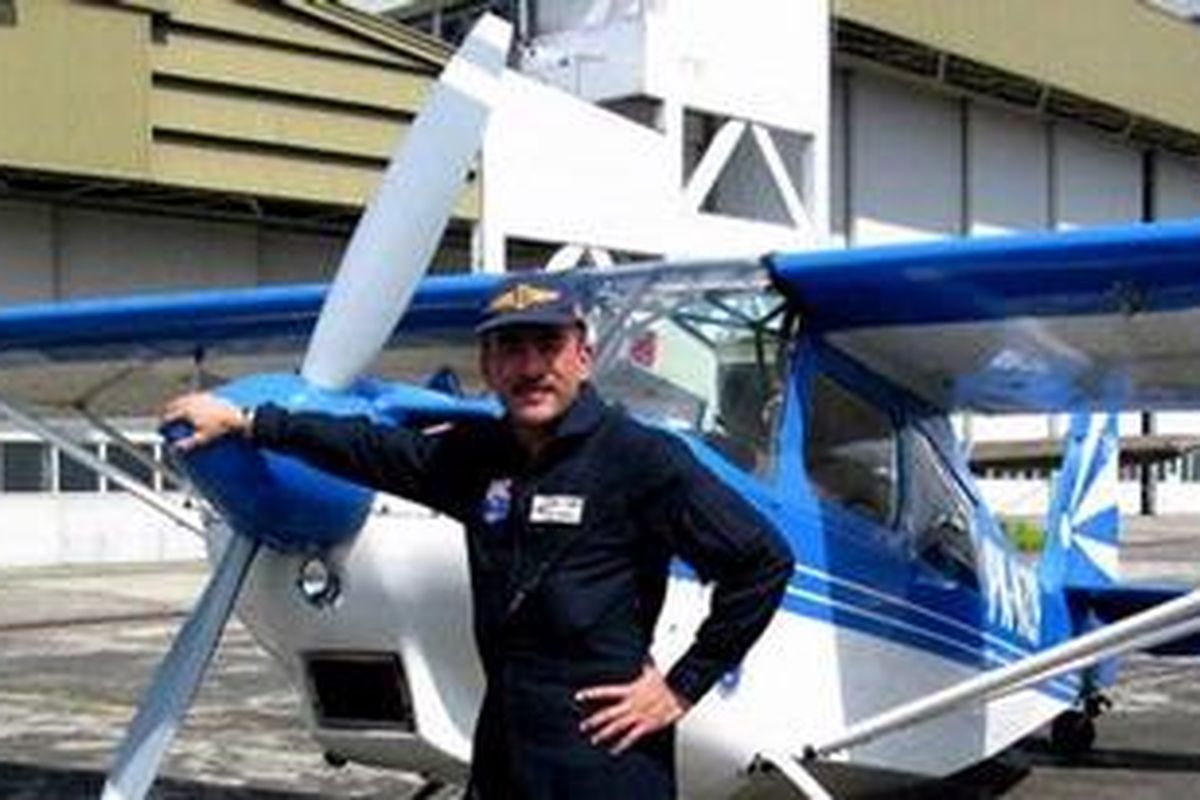 Alexander Supelli di depan pesawat Cessna.
