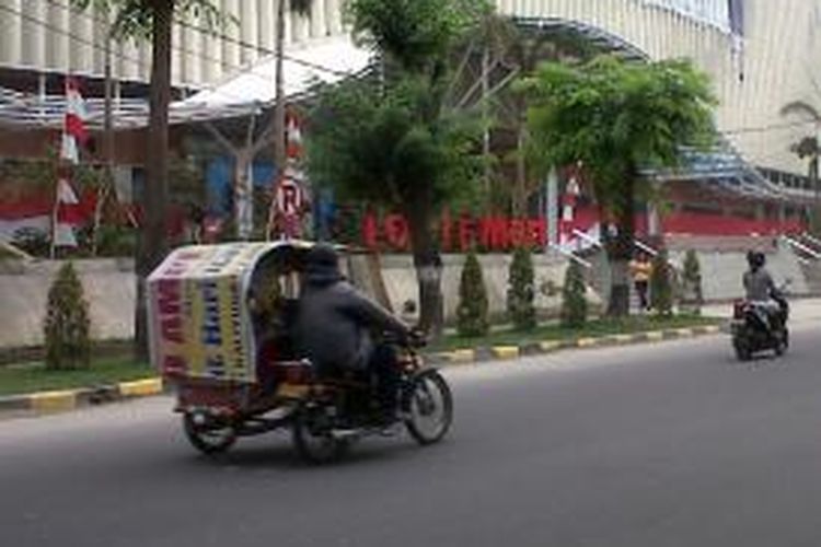 Bangunan Lotte Mart di Jalan Jawa Medan yang berdiri tanpa izin di atas aset PT KAI