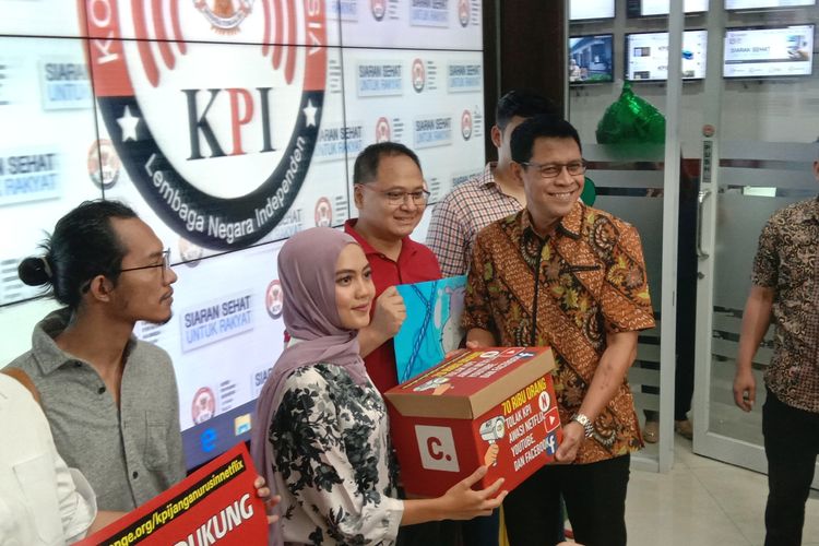 Data Nasution selaku penggagas petisi Tolak KPI Awasi YouTube, Facebook, dan Netflix menyerahkan petisi tersebut kepada perwakilan KPI di kantor KPI, Jakarta Pusat, Rabu (14/8/2019).