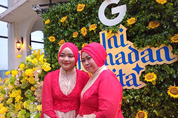 Dua personel Nasida Ria Alfiatul Khoiriyah (kiri) dan Afuwah (kanan) membagikan tips puasa tetap lancar selama Ramadhan usai acara Google bertajuk Ini Ramadan Kita di Jakarta, Kamis (14/3/2024).