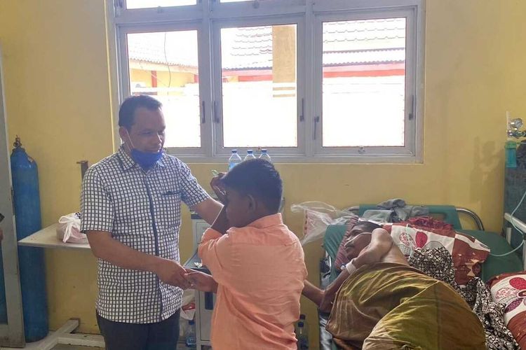 Rahmad Aulia (11) menemani ayahnya Rusli Yusuf, di salah satu ruangan Rumah Sakit Umum Cut Meutia (RSUCM) Aceh Utara, Provinsi Aceh, Minggu (29/1/2023). Rahmad membawa becak barang sepanjang 160 kilometer dari Kabupaten Pidie Jaya ke RSUCM di Aceh Utara per 10 hari sekali.