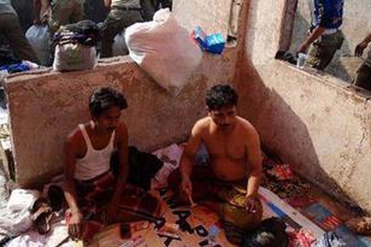 Petugas Satpol PP membantu warga membersihkan puing sisa kebakaran di Pekojan, Jakarta, Selasa (31/7/2012). Kebakaran yang terjadi pada Sabtu (28/7/2012) diduga berasal dari lilin di salah satu rumah warga. Kebakaran tersebut menewaskan dua orang bocah, dan menghanguskan ratusan rumah warga. 