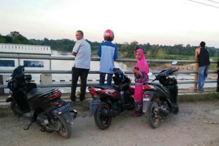 Warga berdiri di lokasi jatuhnya korban saat berswafoto di Bendungan Langkahan, Aceh Utara, Jumat (16/6/2017) sore