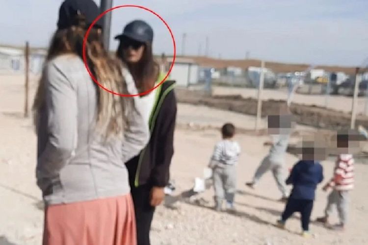 Shamima Begum, seorang perempuan anggota Negara Islam Irak dan Suriah (ISIS) tepergok mengantre di bank yang sering dijadikan tempat pembayaran uang ilegal di kamp al-Roj, Suriah.