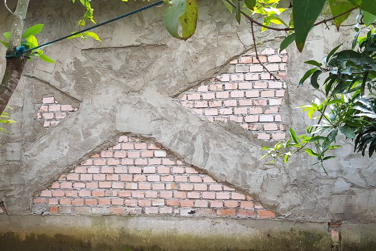 Tampilan rumah tembok bata ini tanpa kolom beton yang kemudian diberikan lapisan ferosemen