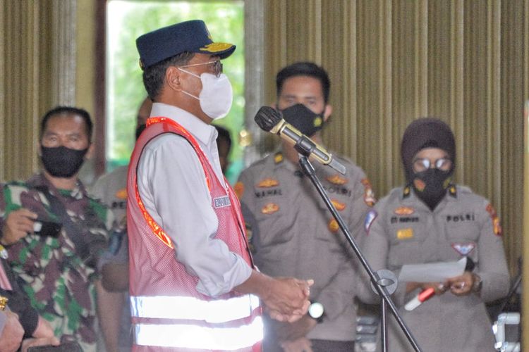Menteri Perhubungan Budi Karya Sumadi, saat melakukan peninjauan arus lalu lintas di wilayah tempat wisata puncak, Bogor, Jawa Barat, Kamis (23/12/2021).
