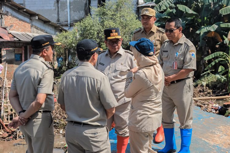 Gubernur Provinsi DKI Jakarta Pramono Anung meninjau wilayah Jati Padang, Jakarta Selatan, yang terdampak tanggul jebol.
