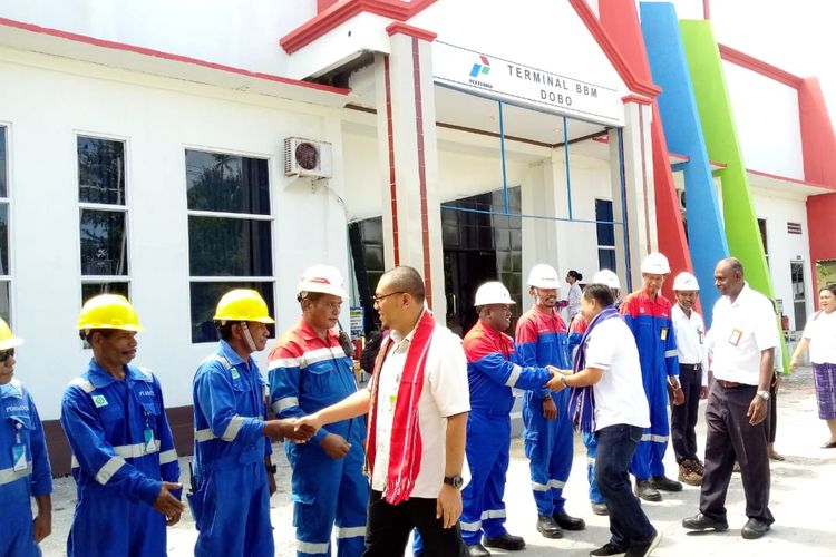 Industrial Fuel Marketing PT Pertamina MOR VIII, Muhamad Iqbal  saat meninjau Terminal BBM Dobo, di Kepulauan Aru, Maluku Selasa (30/4/2019)