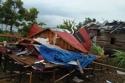 Hujan Deras Disertai Angin Puting Beliung Rusak 25 Rumah 