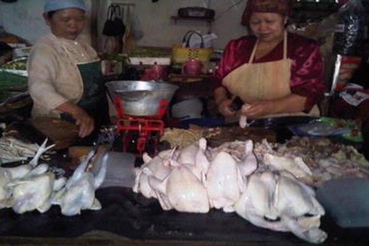 Menjelang Natal, harga daging ayam naik di Tegal, Jawa Tengah, Minggu (23/12/2012)