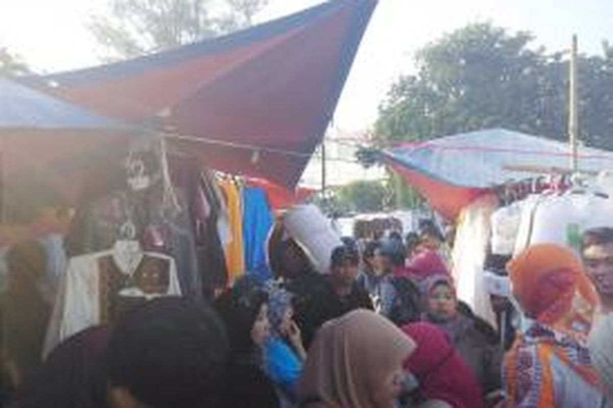 Pasar Gamis Tanah Abang diserbu pembeli sejak pagi hari pada hari pertama puasa, Kamis (18/6/2015).