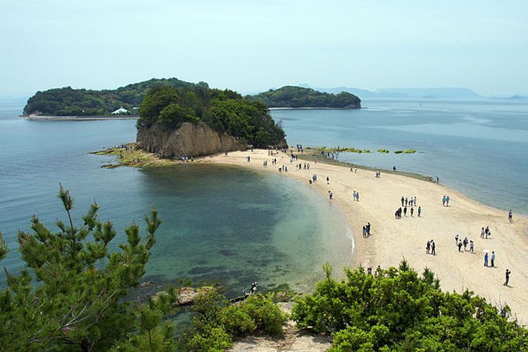 Tombolo hasil sedimentasi marine di Pulau Shodo, Jepang