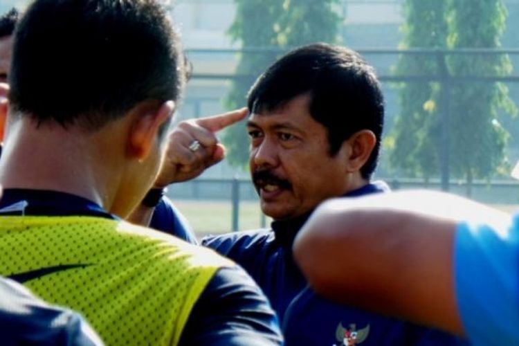 Pelatih Tim Nasional Indonesia U-19, Indra Sjafri, memberikan intruksi bagi anak asuhnya saat berlatih di lapangan GOR Universitas Negeri Yogyakarta, Rabu (3/9/2014). 