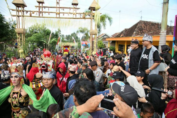 Masyarakat Desa Kemiren, Banyuwangi menggelar upacara Barong Ider Bumi pada hari kedua Idul Fitri 2017. Upacara adat masyarakat suku Osing ini menarik minat wisatawan mancanegara.