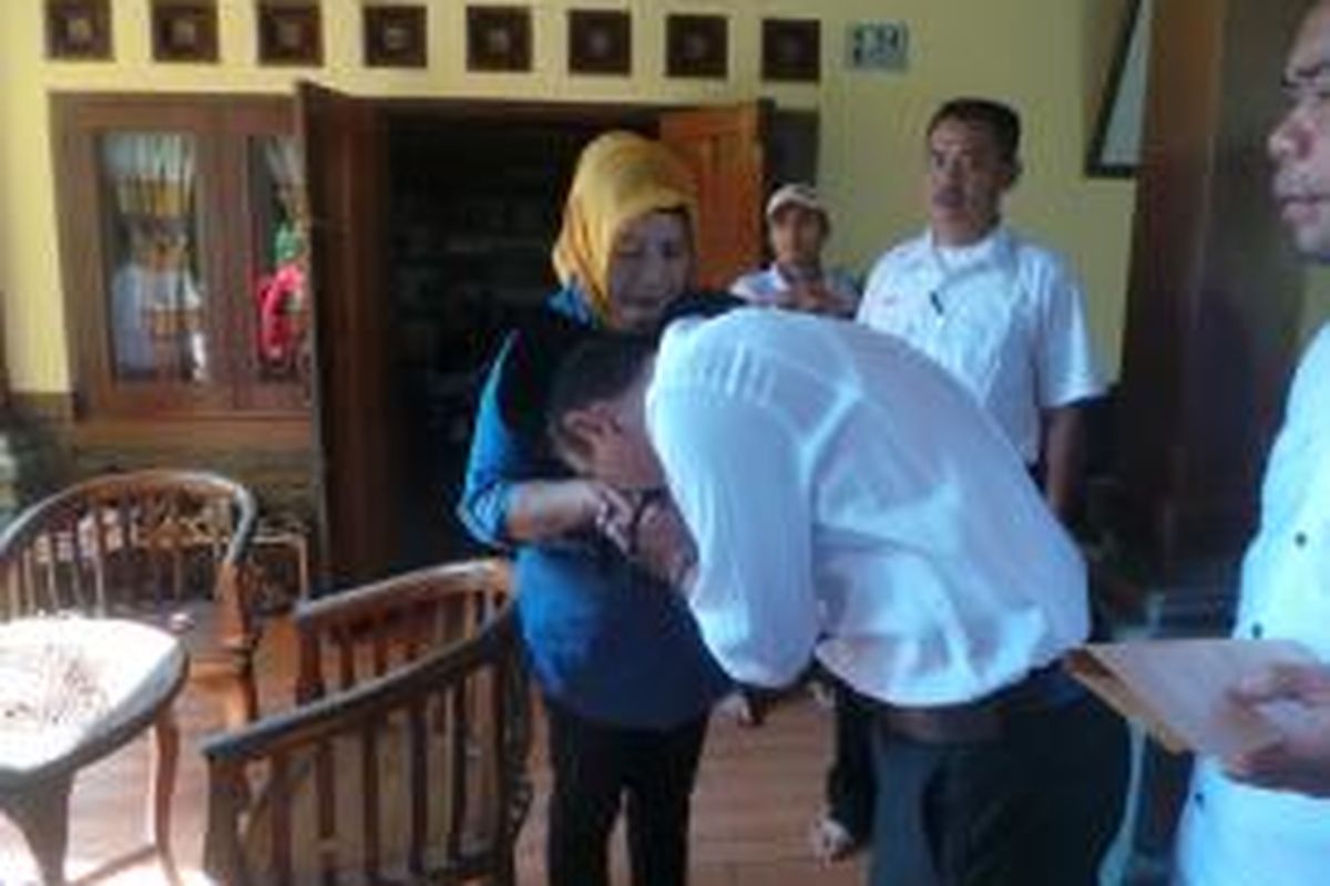 Calon Wakil Wali Kota Depok dari pasangan nomor urut satu, Babai Suhaimi meminta restu dari sang ibu sebelum mencoblos di TPS wilayahnya yakni TPS 17 di Kelurahan Cipayung, Depok. Rabu (9/12/2015)