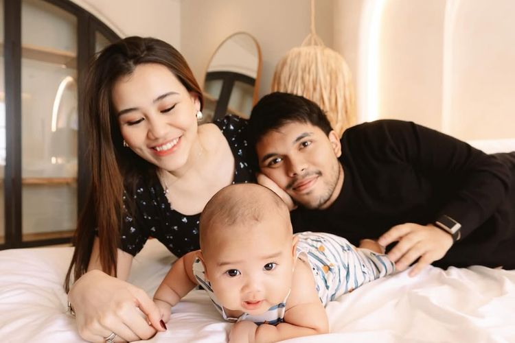 Baby Arash, putra Aaliyah Massaid dan Thariq Halilintar, kini berusia 3 bulan. Inilah potret kebersamaan mereka yang hangat dan menuai banyak pujian.