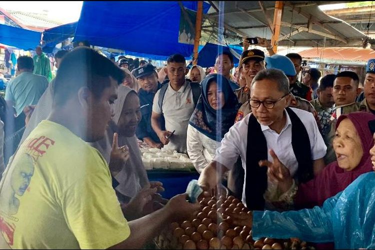 Menteri Perdagangan (Mendag) RI, Zulkifli Hasan meninjau harga bahan pokok di Pasar Batuphat Timur, Kota Lhokseumawe, Jumat (15/12/2023).
