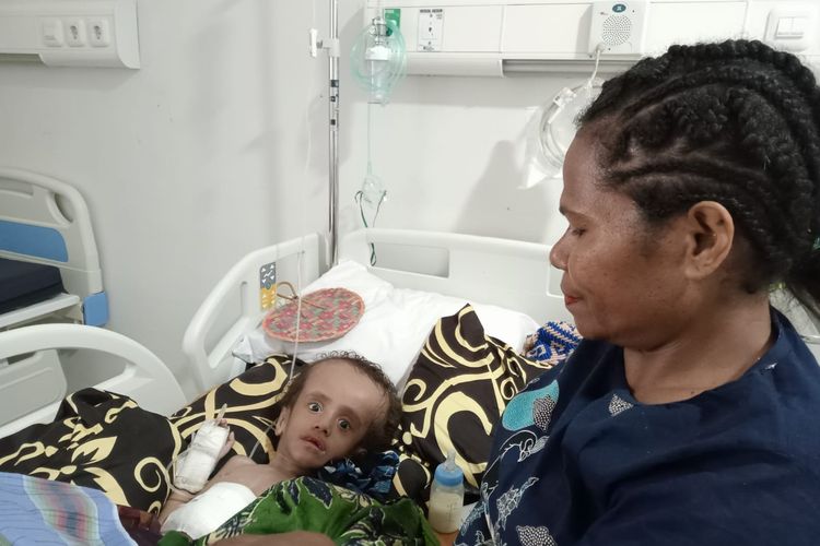 Elis bocah 3 Tahun sedang dirawat di rumah sakit ditemani Yemima Marani