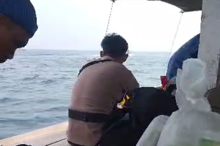 Kapal yang ditumpangi Diana saat mendistribusikan logistik Pilkada ke Pulau Gili Ketapang, Selasa (26/11/2204). 