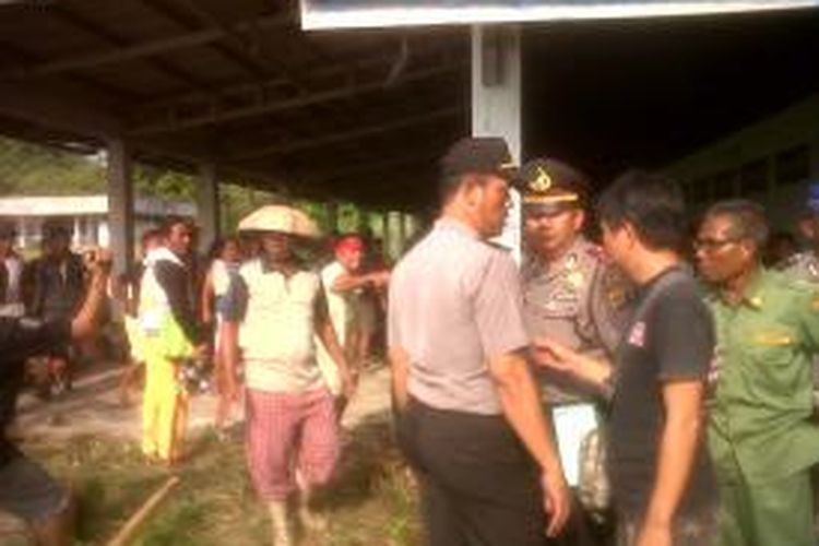 Warga di Desa Kahuku, Pulau Bangka, Minahasa Utara, saling berhadapan dengan adanya aktivitas PT. Mikgro Metal Perdana yang akan mengeksplorasi biji besi di pulau tersebut.