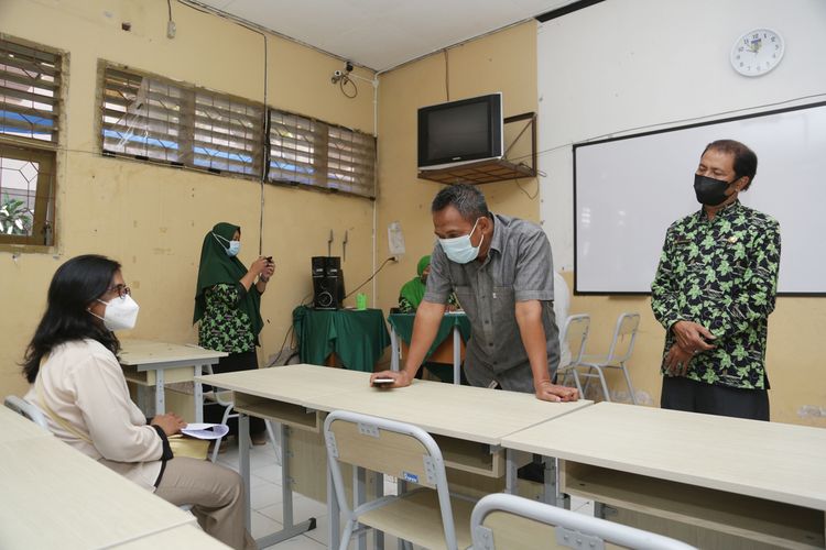Kepala Dinas Pendidikan Kota Surabaya saat meninjau SMPN 15 Surabaya, Jawa Timur, Kamis (9/9/2021).