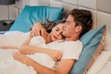 7 Posisi Cuddling yang Bisa Bikin Pasangan Makin Mesra