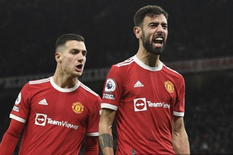 Gelandang Manchester United, Bruno Fernandes, berselebrasi usai mencetak gol ke gawang Arsenal pada pekan ke-14 Liga Inggris.