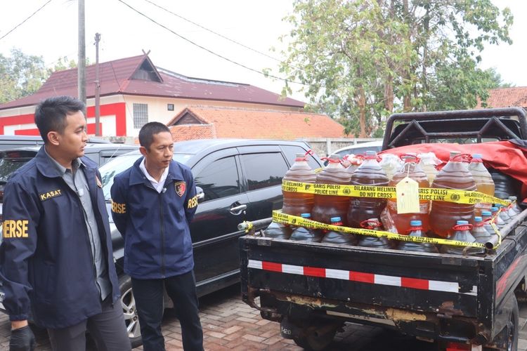 Modus Penyelewengan Solar Subsidi di Purwakarta, Dibeli dari Sopir Truk lalu Dijual Lagi