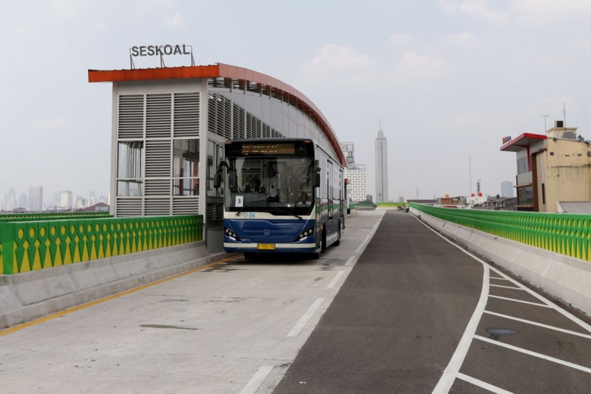  Uji coba pengoperasian layanan bus transjakarta koridor 13 (Tendean-Ciledug), Jakarta, Senin (15/5/2017). Jalur transjakarta sepanjang 9,3 kilometer ini akan dilengkapi 12 halte dan direncanakan beroperasi mulai Juni 2017. 