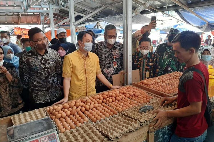 Wakil Gubernur Banten Andika Hazrumy saat mendampingi Wamendag Jerry Sambuaga meninjau harga kebutuhan pokok di Pasar Lama, Kota Serang Banten