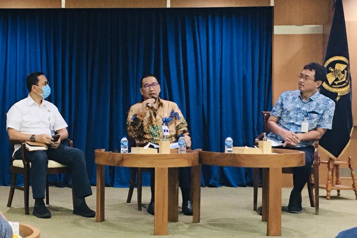 Direktur Jenderal Perhubungan Laut Kementerian Perhubungan Arif Toha memberikan penjelasan perkembangan terkait angkutan laut perintis di Kantor Kemenhub, Jakarta, Selasa (14/2/2023). 