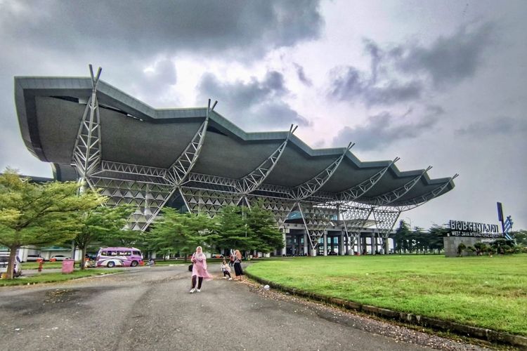 Tampilan depan bangunan Bandara Internasional Jawa Barat (BIJB) Kertajati, Kabupaten Majalengka, Rabu (7/1/2026)