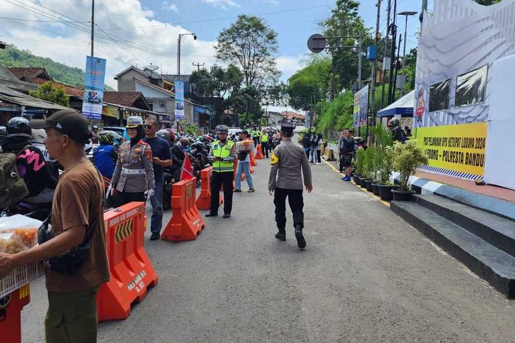 Petugas Pos Pelayanan Cikaledong Nagreg saat melakukan skema rekayasa lalu lintas di Cikaledong Nagreg pada Sabtu (13/4/2024)