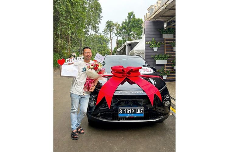 Raffi ahmad saat menerima Chery OMODA E5. 