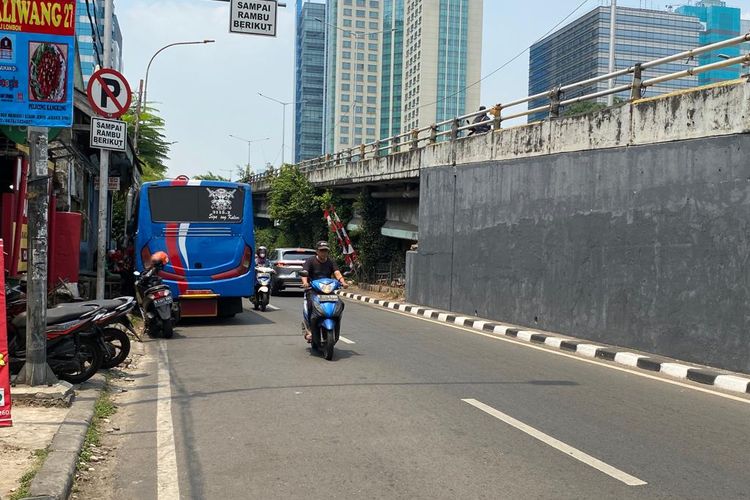 Pengendara melawan arah di flyover Slipi, Palmerah, Jakarta Barat ditegur oleh kreator konten Laurendra Hutagalung. Akinatnya terjadinpercekcokan antara kru dengan warga. Foto didokumentasikan pada Rabu (6/9/2023). 