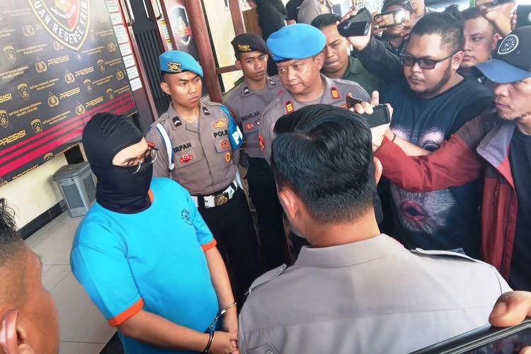YD alias AD (24) pelaku BDSM diamankan polisi atas dugaan pembunuhan terhadap pasangannya yang ditinggalkan tewas di sebuah kamar hotel di kawasan Puncak, Cianjur, Jawa Barat.