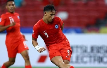 SINGAPORE, SINGAPORE - DECEMBER 22: Ikhsan Fandi #9 of Singapore shoots the ball to score his team's first goal against Indonesia during the second half of the first leg of their AFF Suzuki Cup semifinal at the National Stadium on December 22, 2021 in Singapore. (Photo by Yong Teck Lim/Getty Images) (Photo by Yong Teck Lim / GETTY IMAGES ASIAPAC / Getty Images via AFP)