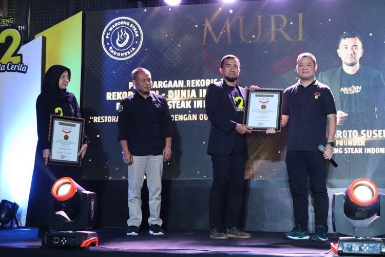 Wakil Direktur Utama Lembaga MURI Osmar Semesta Susilo serahkan penghargaan kepada Direktur Utama PT Waroeng Steak Indonesia Riyanto di Yogyakarta, Minggu (4/9/2022)
