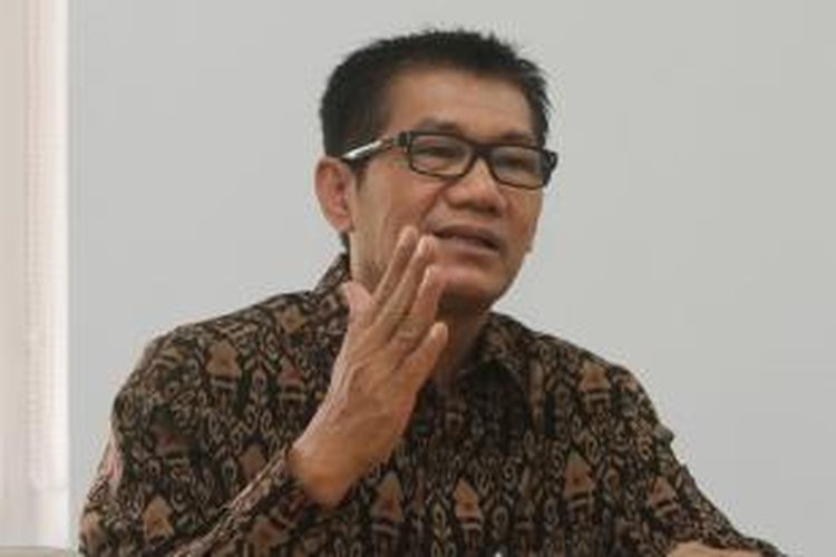 Politisi Partai Golkar Agun Gunandjar Sudarsa menjadi narasumber saat berdiskusi dalam acara Tribun Livechat di kantor Tribun Jakarta, Kamis (27/11/2014). Agun membahas kisruh yang terjadi di partai berlambang pohon beringin tersebut. TRIBUNNEWS/HERUDIN
