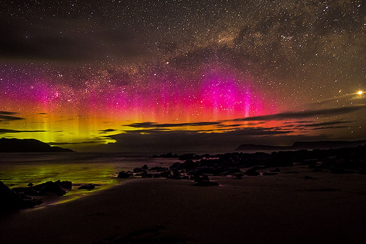 Aurora Selatan/Australis Dilihat dari Cloudy Bay, Tasmania.