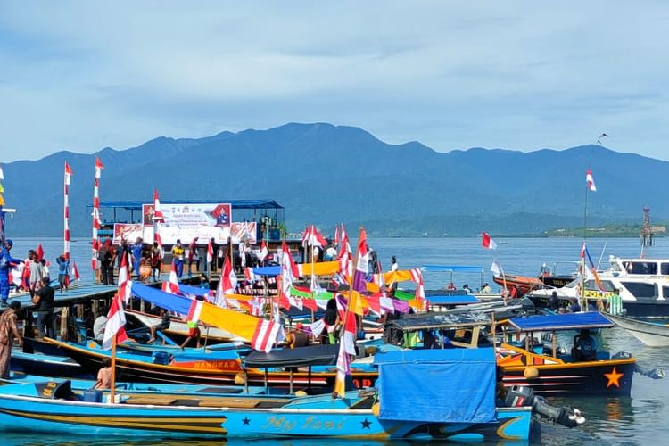 Perahu nelayan tradisional asal Manokwari mengikuti lomba dalam rangka HUT Bhayangkara ke 76 yang digelar Polres Manokwark