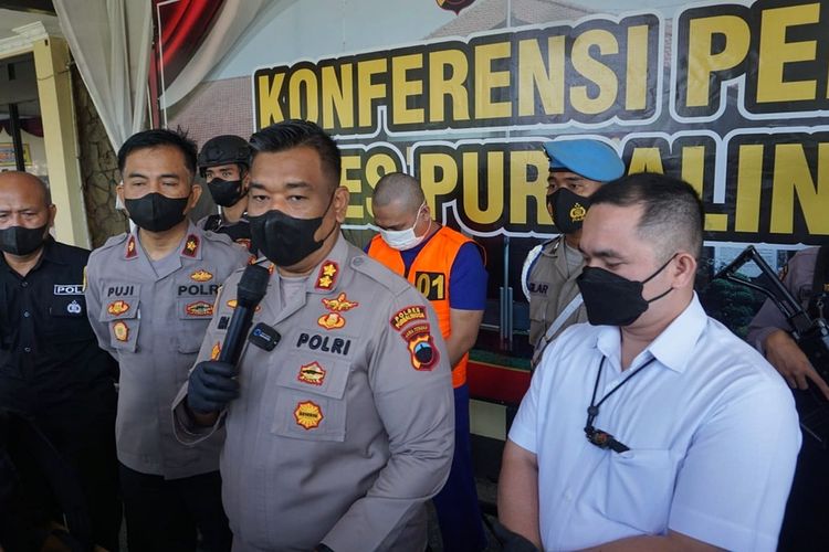 Kapolres Purbalingga, AKBP Era Johny Kurniawan memimpin pers rilis kasus dugaan korupsi dana gaji ke-13 pensiunan dan BPNT yang menjerat Kepala Kantor Pos Cabang Pembantu Kecamatan Rembang, Purbalingga, Jawa Tengah, Rabu (27/7/2022).