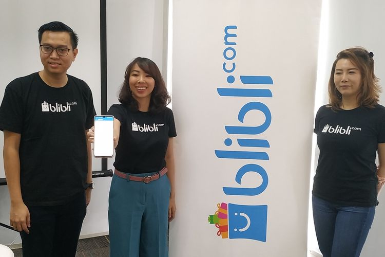 VP Business Growth Blibli.com, Tatum Ona Kembara (kiri) memberikan penjelasan tentang fitur Delivery Time  pada platform BlibliMart dalam sebuah acara di Jakarta, Senin (23/9/2019).