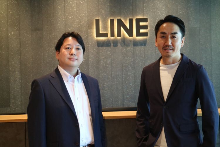 Director and CSMO Line Corporation Jun Masuda dan Representative Director and CEO Line Corporation Takeshi Idezawa berpose di kantor Line Japan, Tokyo, Jepang, Jumat (29/6/2018).