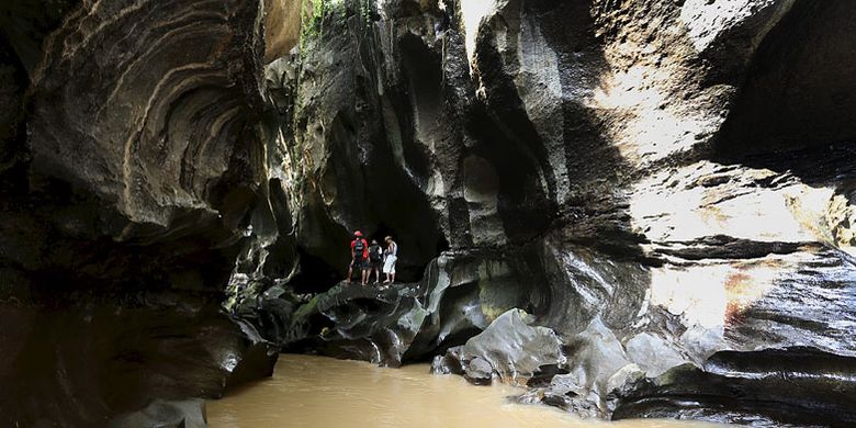 Wisatawan asing banyak berdatangan berwisata ke Hidden Canyon Beji Guwang, Gianyar, Bali.