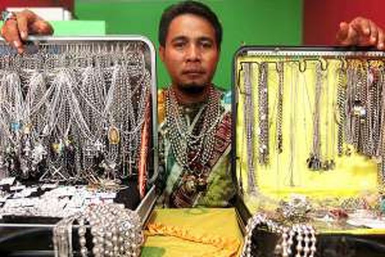 Iqram Paturo (37) menguntai sejarah Pulau Morotai, Maluku Utara, mengubah besi putih menjadi kerajinan tangan, seperti kalung, cincin, dan replika senjata tajam.