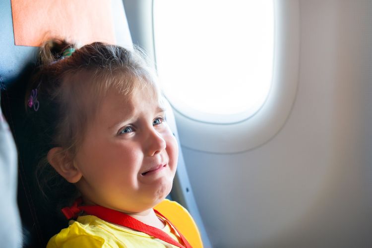 Ilustrasi anak menangis di pesawat.