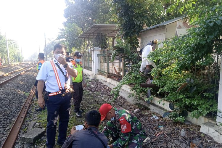 Seorang kakek ditemukan tewas akibat tersangkut di pagar jalur rel kereta api di Jalan Lenteng Agung Raya, Jagakarsa, Jakarta Selatan pada Jumat (12/3/2021) pagi.