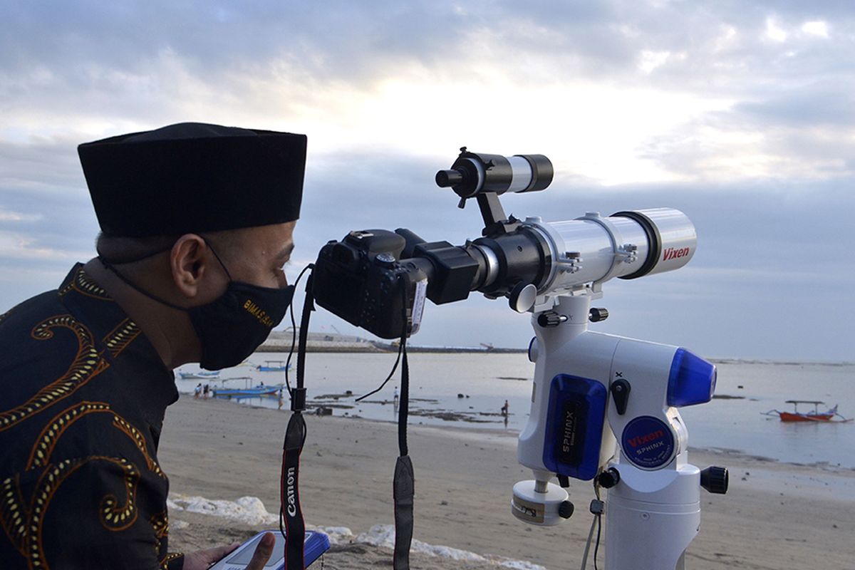 Petugas mengamati posisi hilal menggunakan teropong saat Rukyatul Hilal di Pantai Jerman, Kuta, Bali, Selasa (21/7/2020). Pengamatan yang dilakukan untuk menentukan awal bulan Zulhijjah dan Idul Adha 1441 Hijriah/2020 Masehi di pantai tersebut tidak berhasil melihat hilal karena kondisi cuaca mendung.