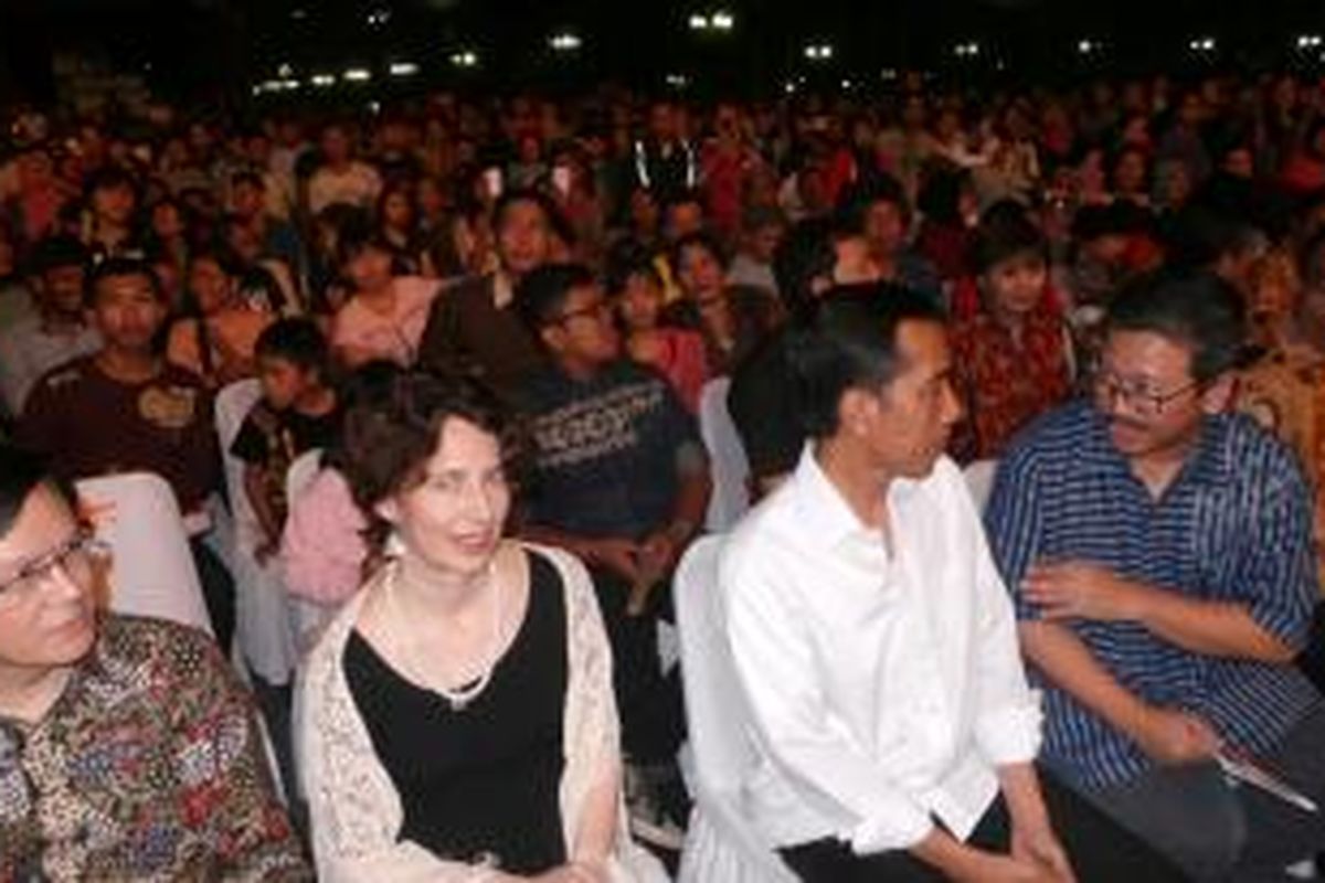 Gubernur DKI Jakarta Joko Widodo (dua dari kanan) dan Kepala Dinas Pariwisata dan Kebudayaan Arie Budiman (kanan) menghadiri acara Jakarta International Performing Art di Monumen Nasional, Sabtu (29/9/2013).